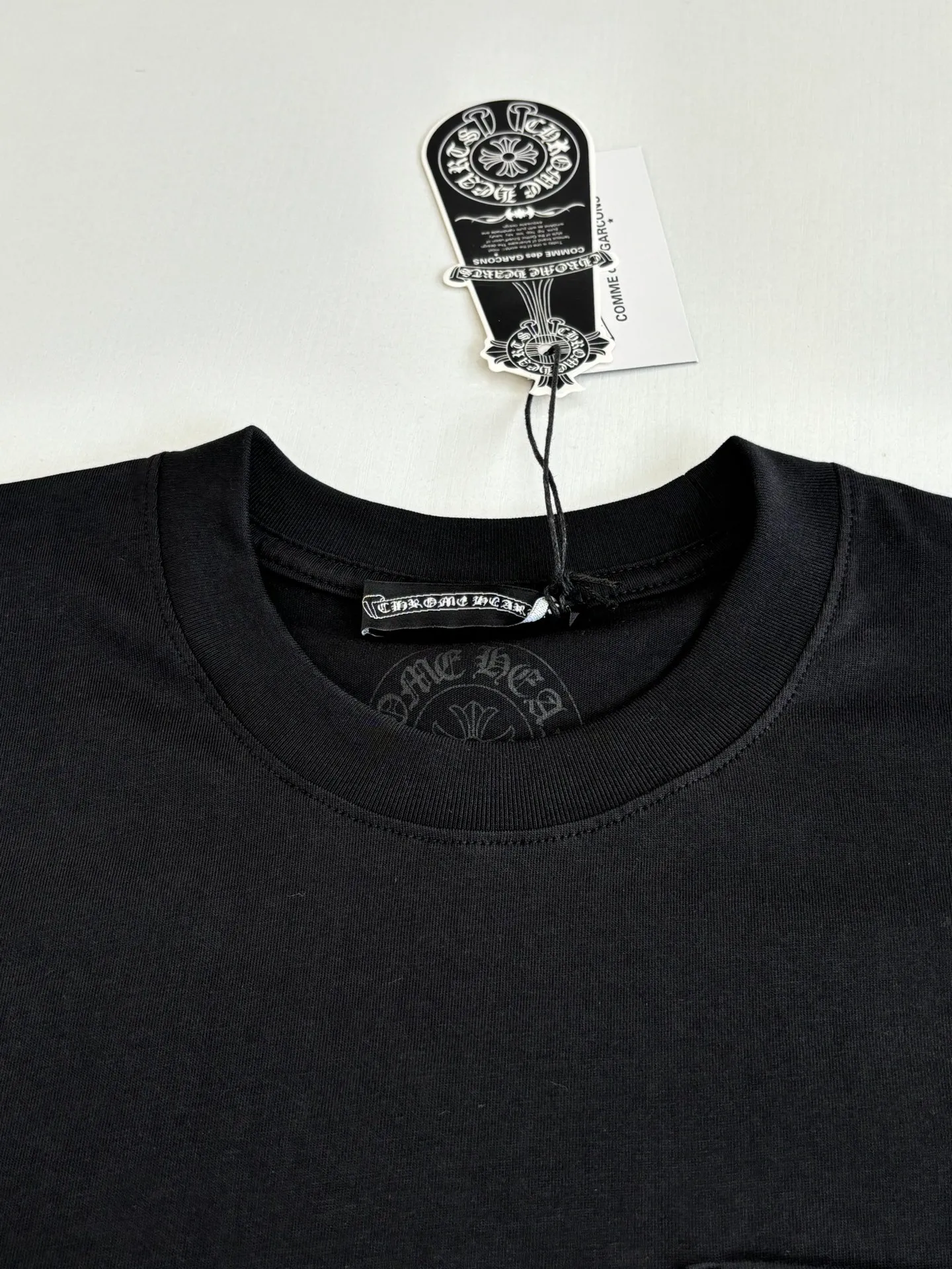 P226 Chrome Heart*/Chrome Heart Horseshoe print pocket printed short-sleeved T-shirt Made of the same heavy-weight pure cotton material as the original, high-count yarn is light, thin and breathable. Imported ink three-dimensional printing, skin-friendly and breathable. And through anti-shrinkage treatment, it will not be easily deformed after long-term wear. The imported ink has passed Oeko-Tex Standard 100 environmental protection certification. The color fastness reaches level 4-5, and there is no obvious fading after 50 times of washing. Strictly proofread the color management system of digital printing. Custom woven and dyed, no color difference from the original version Size: S/M/L